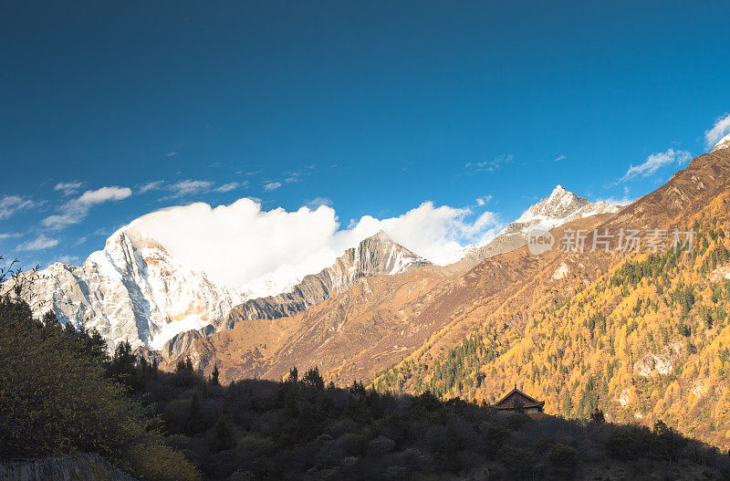中国，西藏，四川，亚丁，香格里拉山，秋天的自然景观