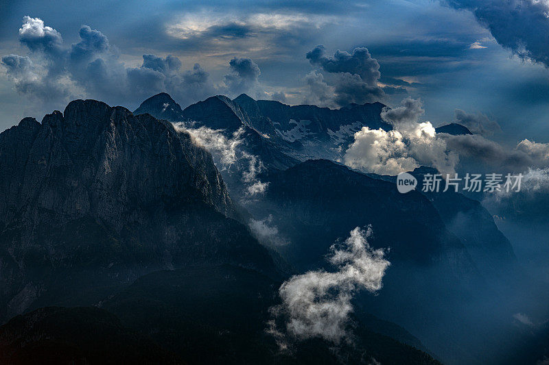 从芒加特山看Montaž和Viš，意大利阿尔卑斯山，Primorska，朱利安阿尔卑斯山，斯洛文尼亚，欧洲山脉的山脊和山峰的层层剪影