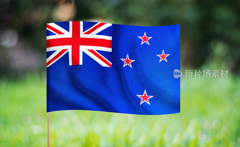 绿色背景上飘扬的澳大利亚国旗