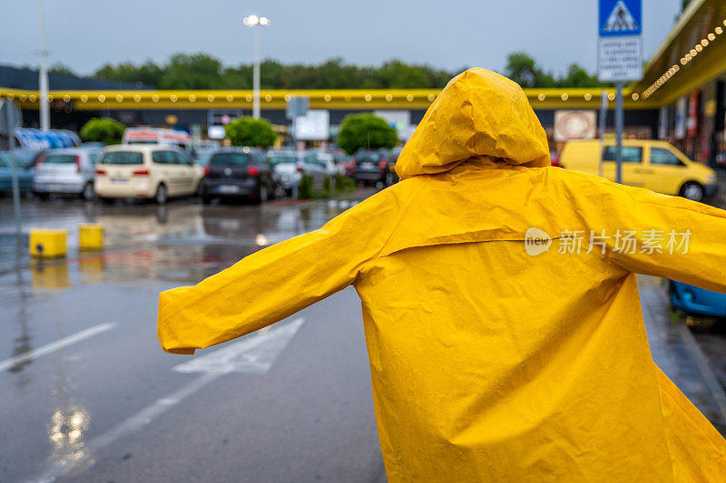 在雨中旋转