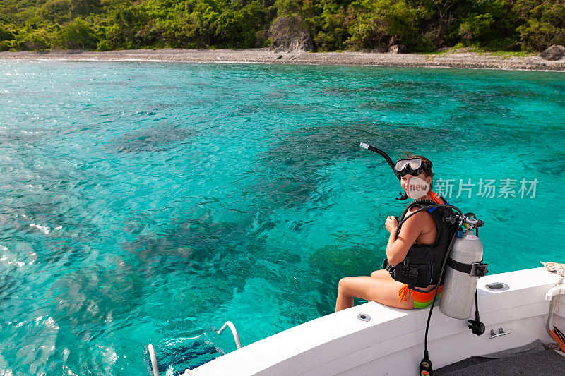 准备在加勒比海进行水肺潜水的女潜水员