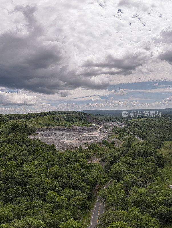 鸟瞰图的露天采石场在波科诺斯，宾夕法尼亚州。垂直的全景。