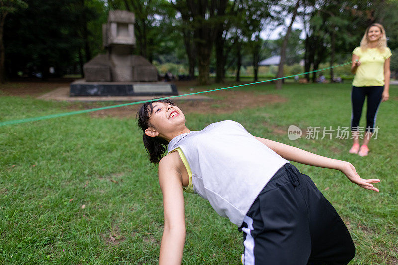 十几岁的女孩走在绳子下像地狱边境舞