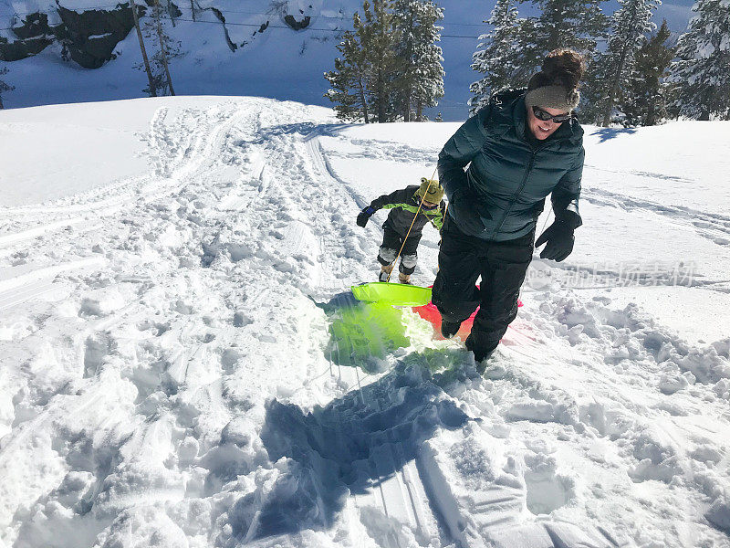 一家人在加州特拉基驾着新鲜的雪橇