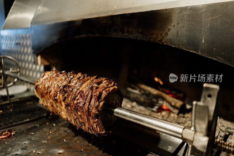 土耳其风格的烤肉串在金属格栅上