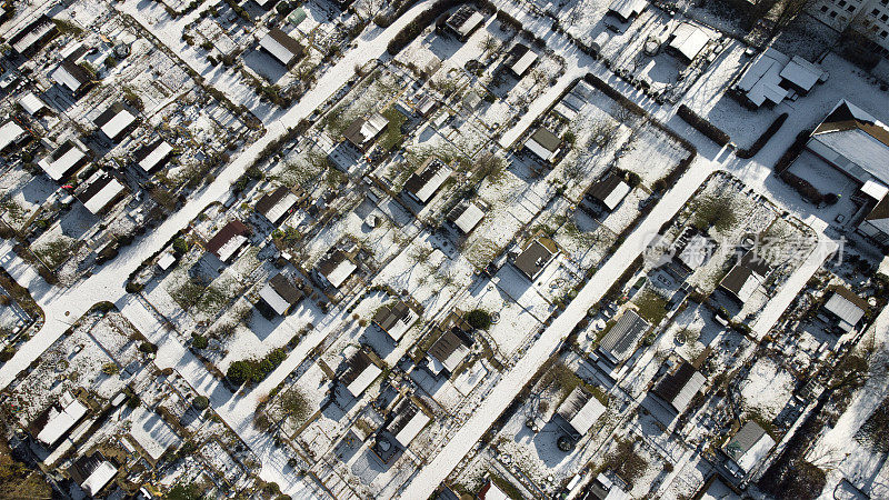 城市分配花园-积雪覆盖的花园棚，鸟瞰图