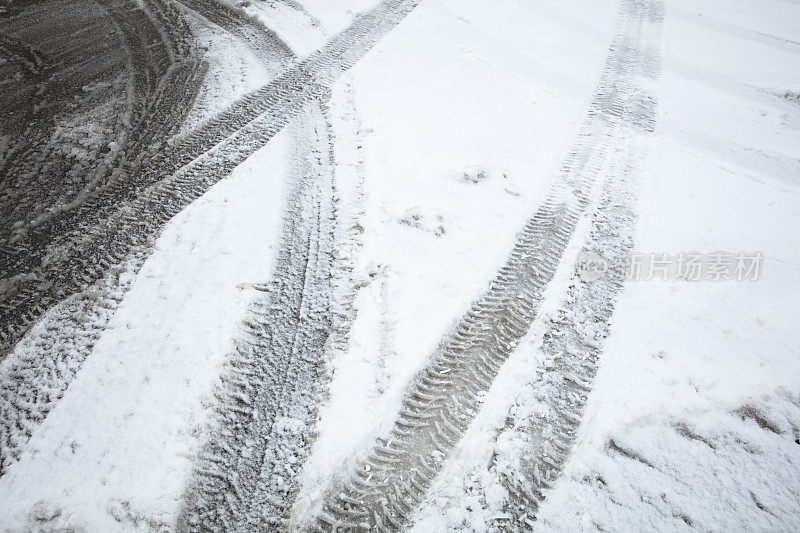 雪地上的轮胎印