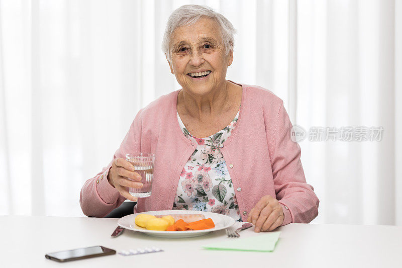 享用大餐的老妇人
