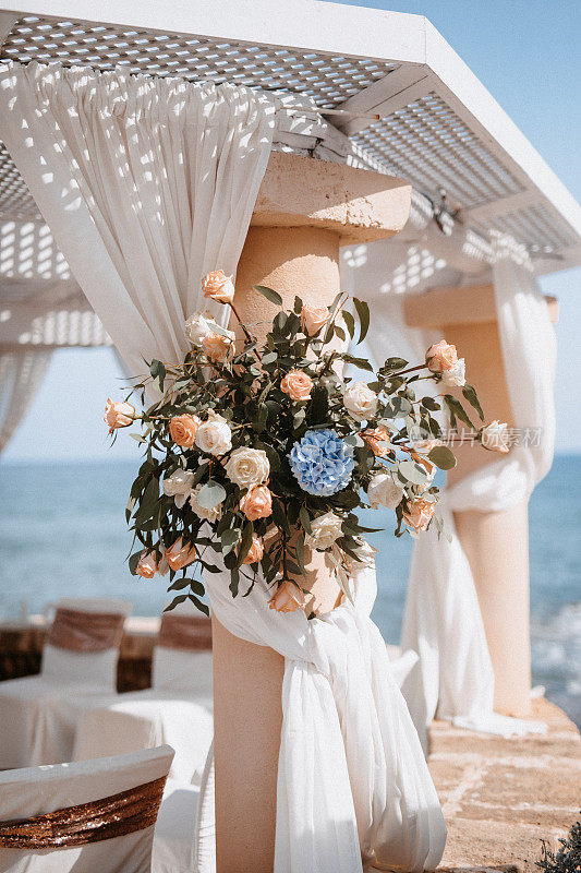 美丽的婚礼花束旁边的祭坛前的大海