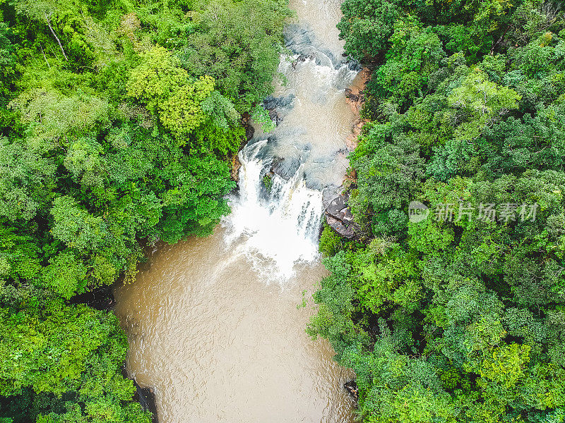 热带雨林瀑布鸟瞰图。