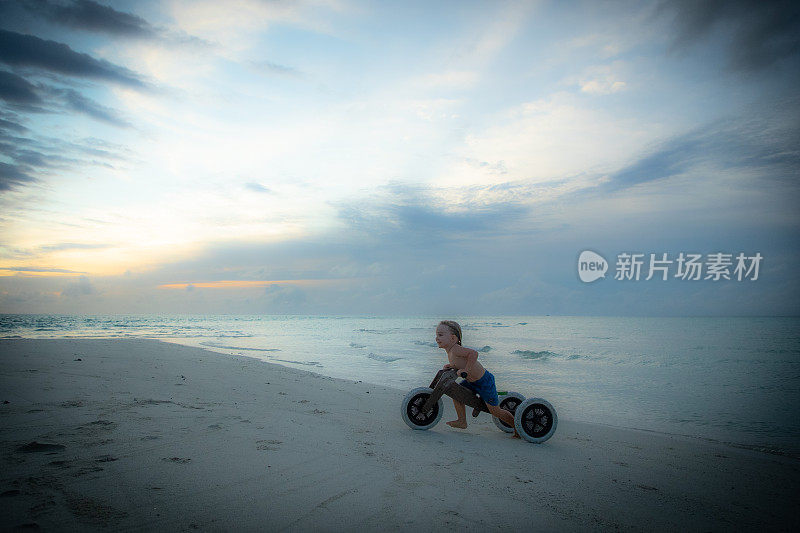 一个男孩，一个海滩和一辆自行车