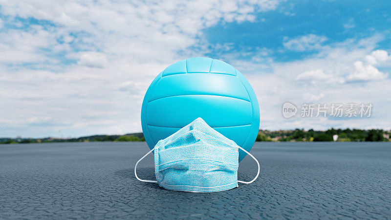 在大流行期间，地面上放置装有防护面罩的排球