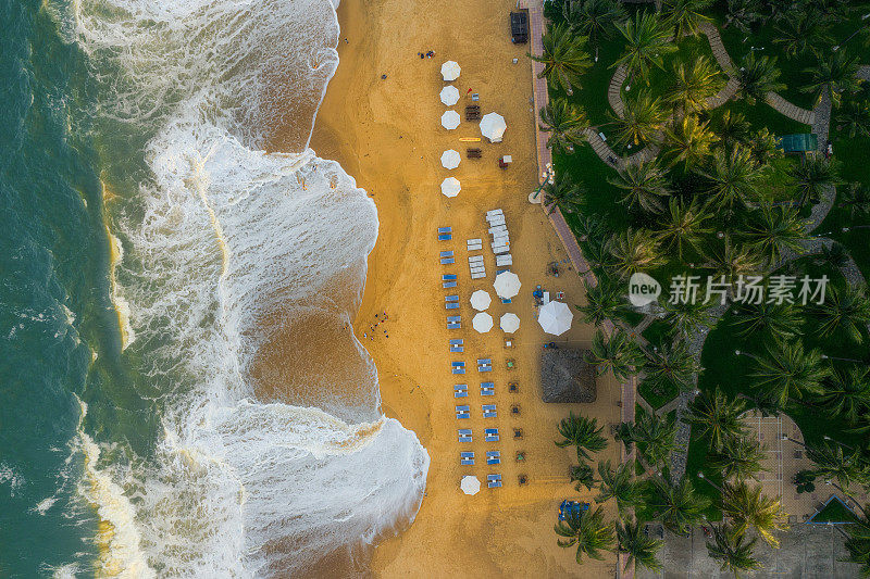 芽庄海滩上的海浪