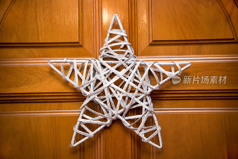圣诞星星装饰装饰挂在木门上