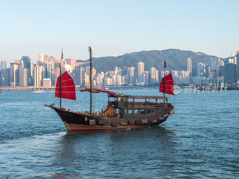 日落时分，香港维多利亚港的舢板