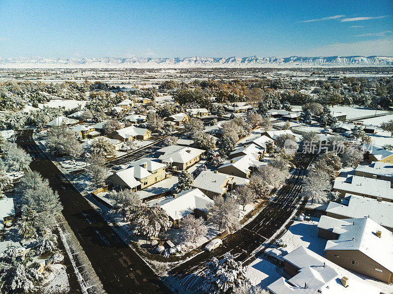 在一个新建立的分部的雪屋屋顶的鸟瞰图，初冬的早晨的照片系列