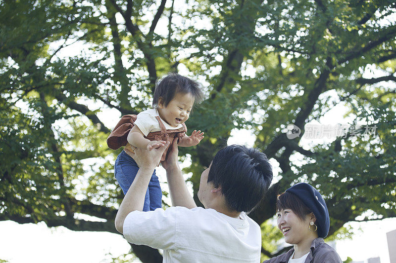 可爱的日本婴儿和家庭