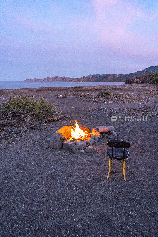 阿瓜佛得角附近的篝火和椅子