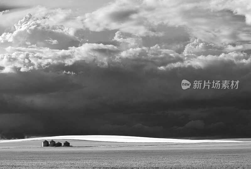 谷物箱和大平原上的暴风雨天空