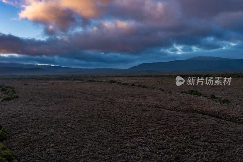 黎明时分，在前往新西兰国家公园鲁阿佩胡山的路上