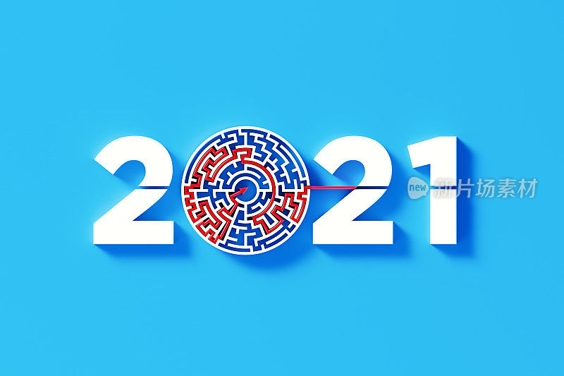 2021和解决方案概念-箭头穿过一个圆形的白色迷宫和形式2021在蓝色背景