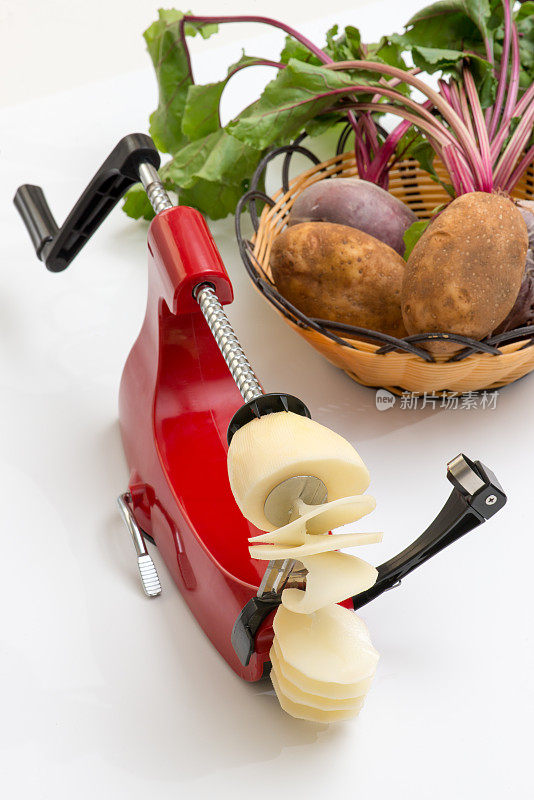 准备蔬菜-新鲜的西葫芦切片出自手动切片机
