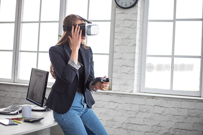戴着VR耳机在办公室工作的女性