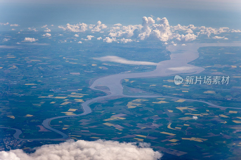 在英国上空的蓝天上拍摄到的亨伯河和河口的夏季景色