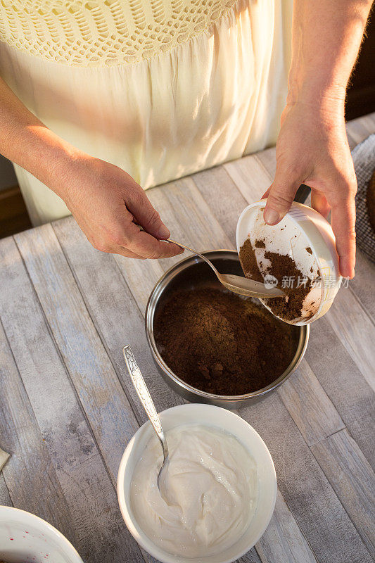 制作巧克力釉的过程。一步一步。配料在平底锅中混合。慢慢暖化。