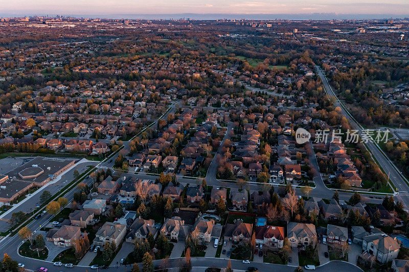 加拿大沃恩，伍德布里奇，伊斯灵顿大街独立和复式住宅的鸟瞰图