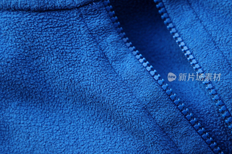 近距离拍摄的简单的蓝色羊毛织物拉链扣件
