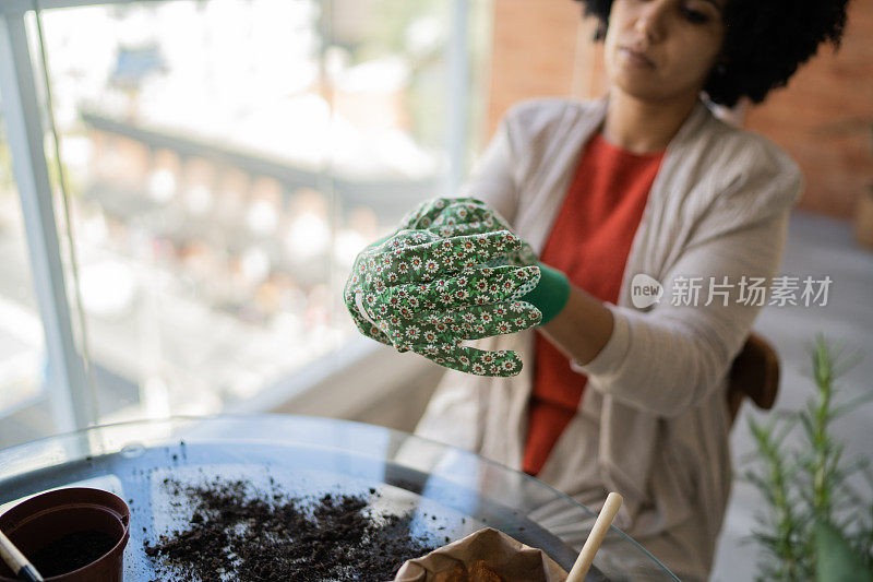 在家戴园艺手套的妇女