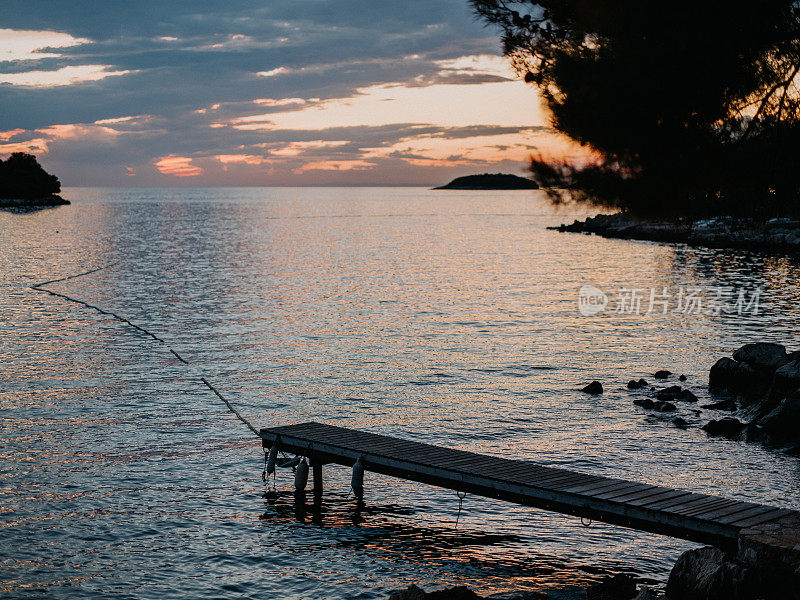 亚得里亚海海滩在夏天日落