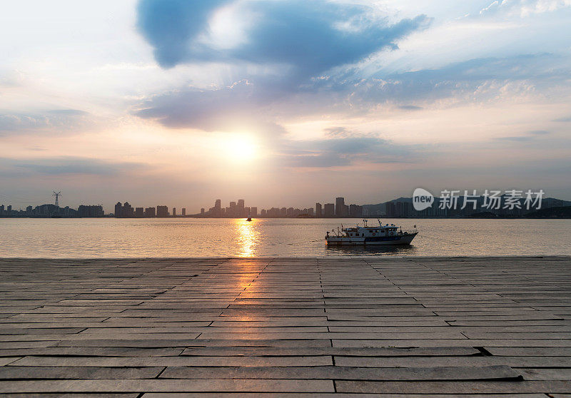 日落时分，海边空荡荡的木板路