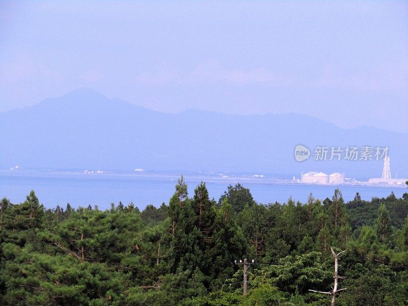 日本。8月。从周围的山上可以看到海景。