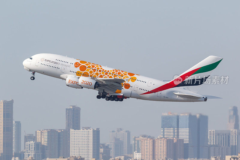 阿联酋空中客车A380飞机在阿联酋迪拜机场2020年世博会专用制服