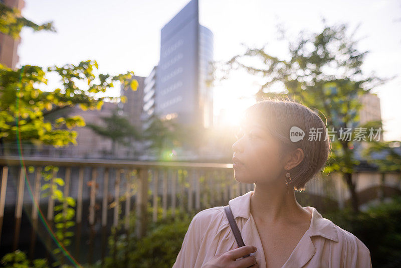 日落时分，一个年轻女子在河边散步