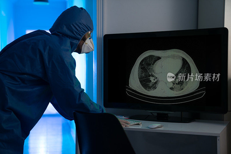 放射科门诊放射科医师检查病人胸部CT影像