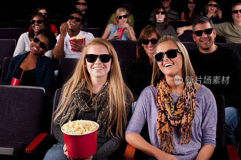 真人观众:青少年和团体观看3D影院