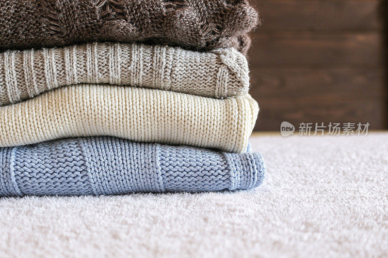 一堆舒适温暖的针织毛衣