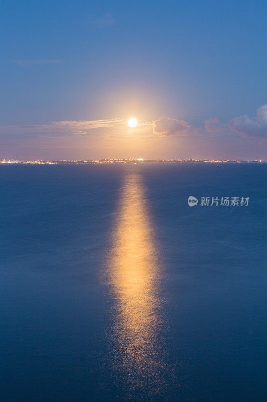 月亮升起在海面上
