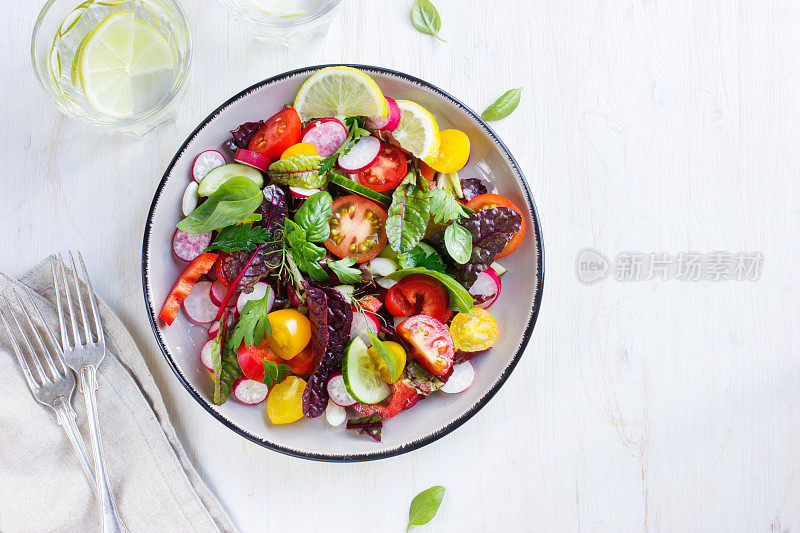 健康的沙拉配上新鲜的夏季蔬菜