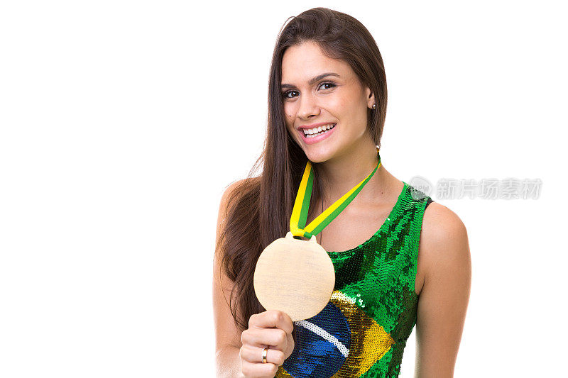 年轻的巴西球迷在白色背景上展示奖牌