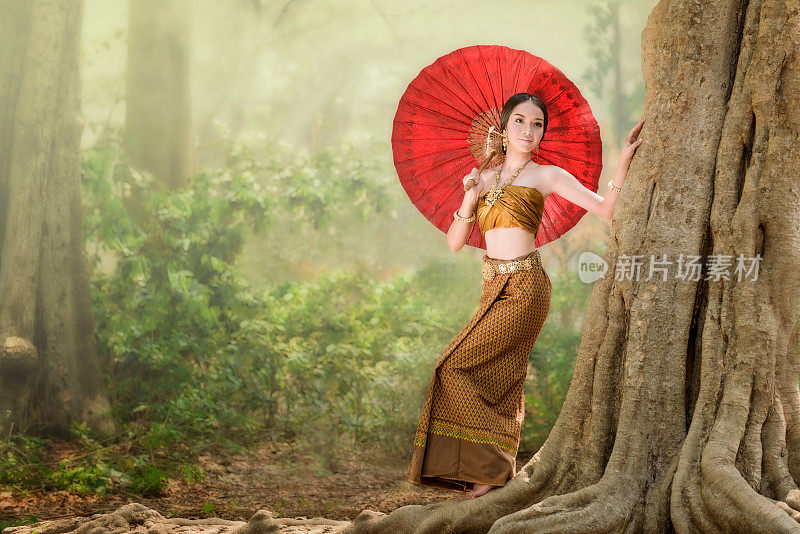穿着典型(传统)泰国服装的亚洲妇女