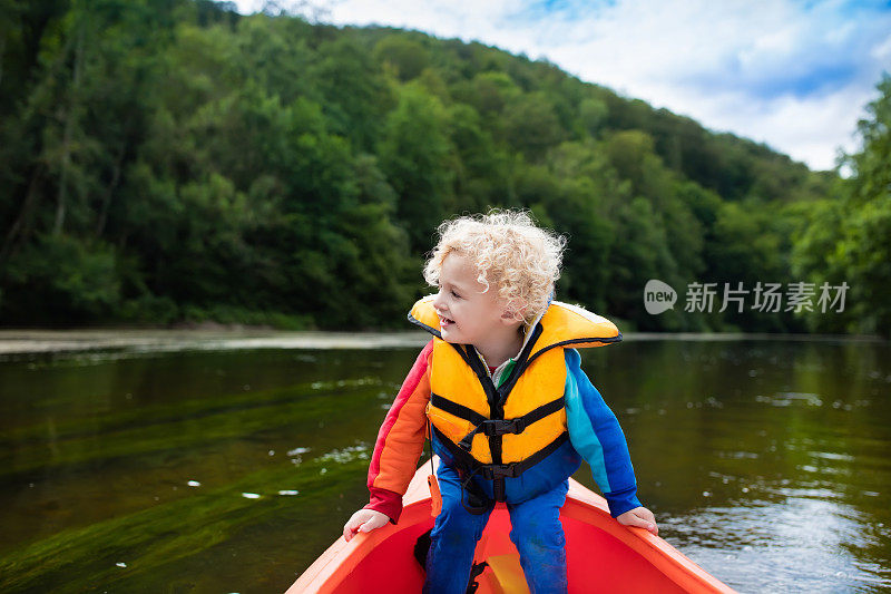 小男孩在河上划皮划艇