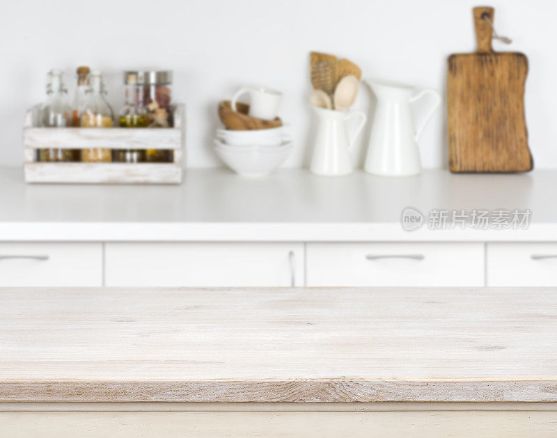 轻木桌子与散景厨房柜台内部的形象