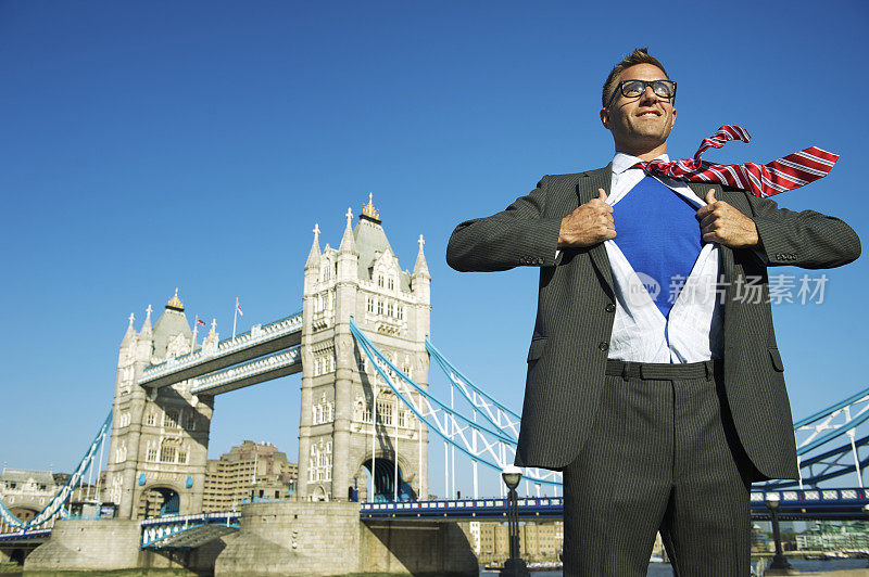 微笑的超级英雄商人站在伦敦的地平线上