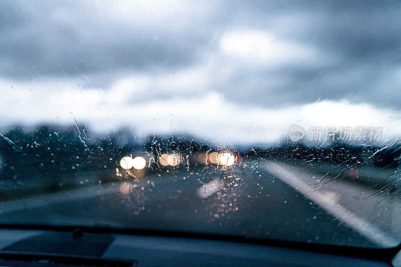 在雨中开车