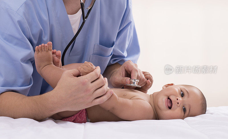 儿科医生检查婴儿。