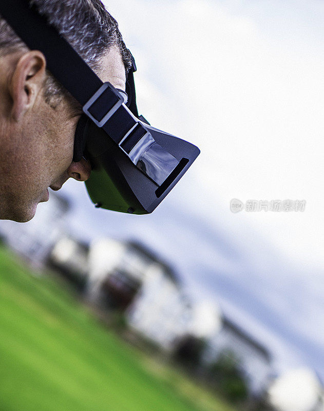 男子戴着VR眼镜在抽象的高尔夫球场上打高尔夫球